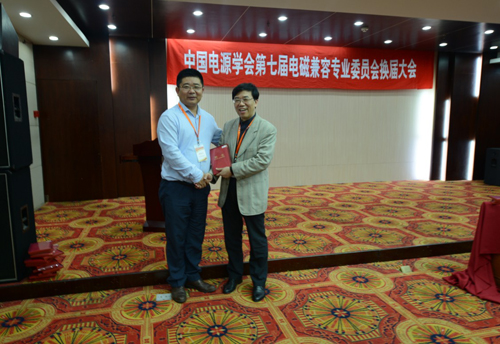 張波教授為黃學(xué)軍秘書長(zhǎng)頒發(fā)聘書